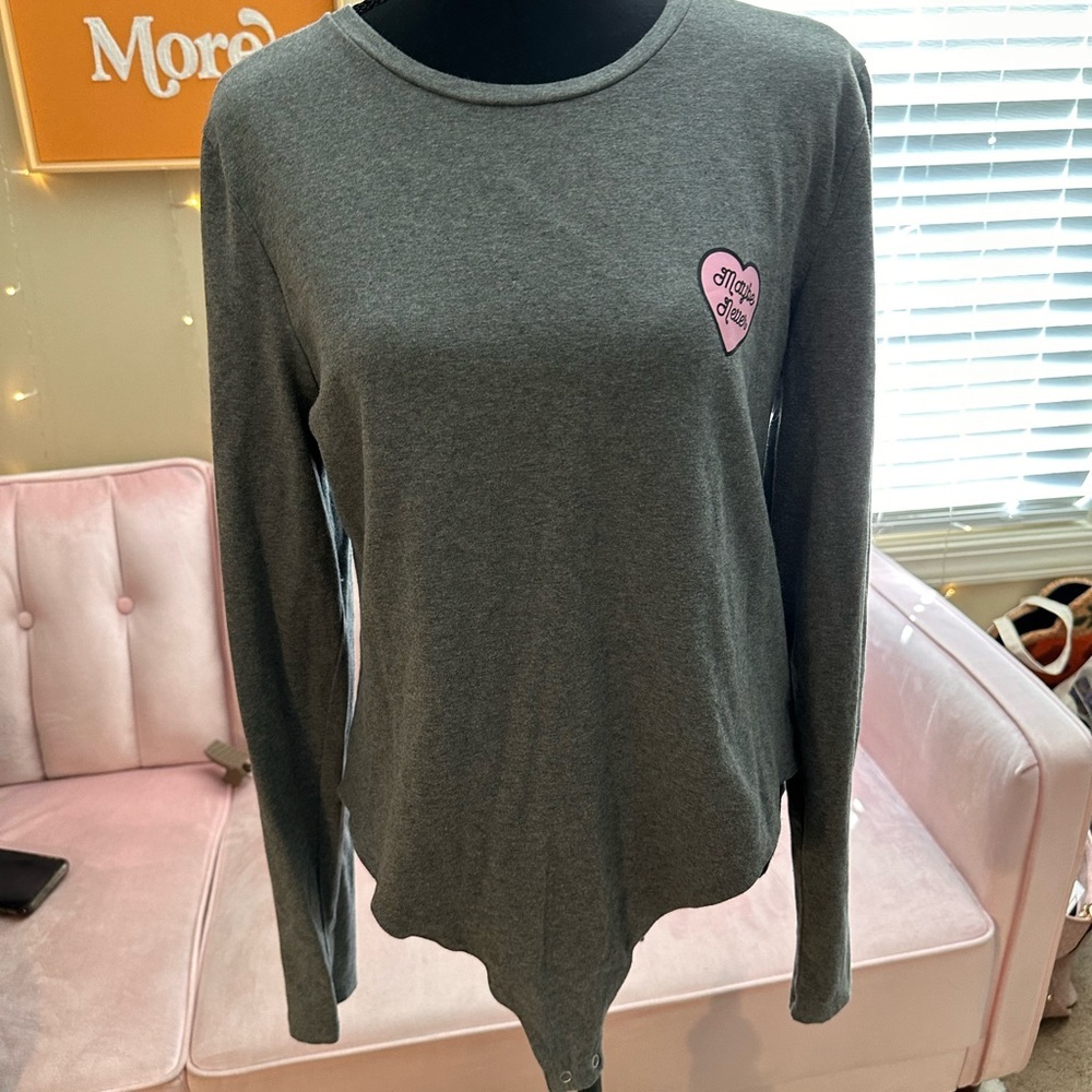 Plus Size Forever 21 Size 2X Gray Long Sleeve Bodysuit with Pink Heart Patch - Picture 1 of 5